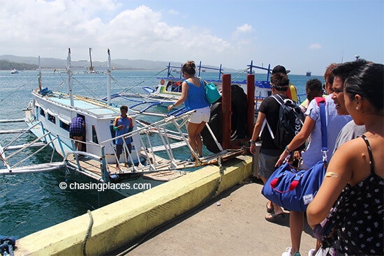 Passengers-boarding-at-Caticlan-Jetty-enroute-to-Boracay