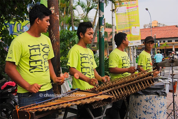 Be prepared to see entertaining bands play during red lights in Yogja