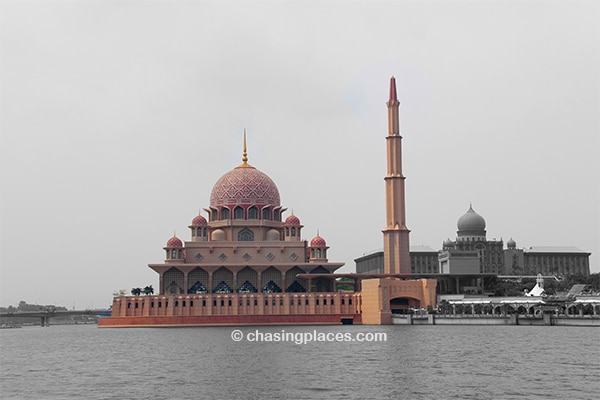 The stunning Putra Mosque in Putrajaya, Malaysia