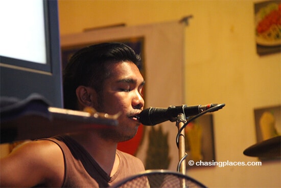 An excellent singer guitarist near Khaosan Rd, Bangkok