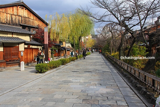 Enjoy Shimbashi's relaxing streets, especially duing cherry blossom season